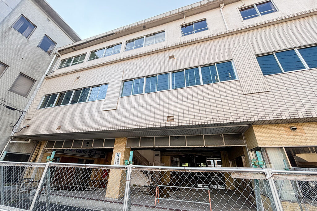 ビル3階部分は後年に建て増しされている