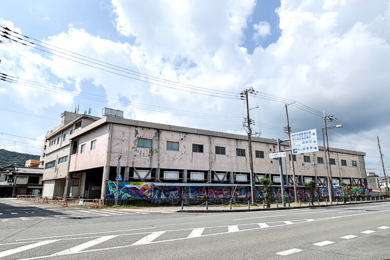 生き残るのはごく少数!?　御役御免になったバス用の施設や設備「バス遺構」を愛でる!! 〜旧・洲本バスターミナル〜