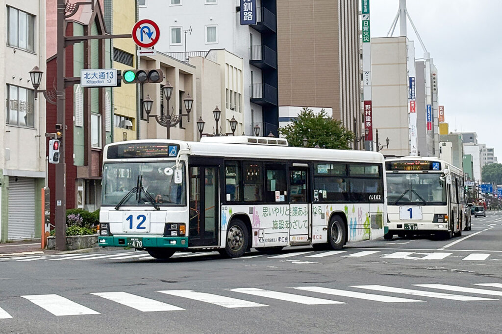 釧路駅前に現れた12系統で使用中のV8エルガ