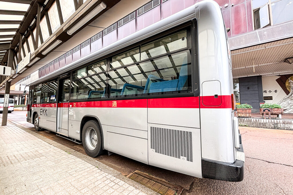 左のグリルが超プレミアム!!　2026年夏頃にお見かけした初代V8エルガ「KL-LV280」