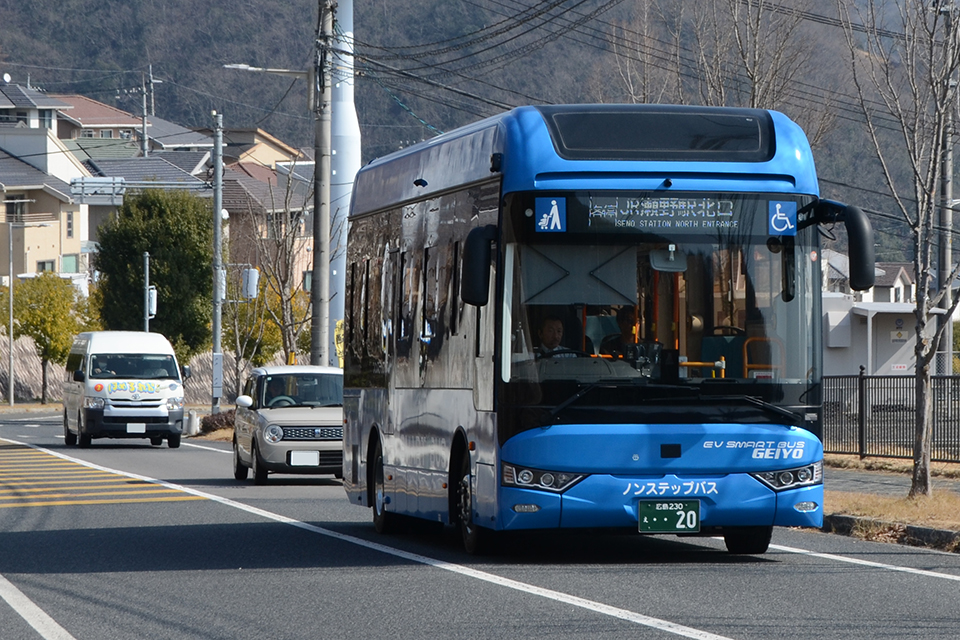 「みどり坂」という街の名前が示すように、長く急勾配の坂が多いバスのルート。歩行者の負担も大きいが、オノエンスターEVは力強くスルスルと上っていく。上空には撤去工事中の分断されたスカイレールの柱とレールが見える