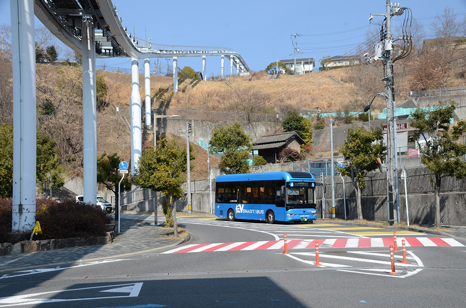起終点であるJR瀬野駅ロータリーに進入直前の「みどり坂タウンバス」。上方にはまだ撤去されていない部分のスカイレールのレールが確認できる