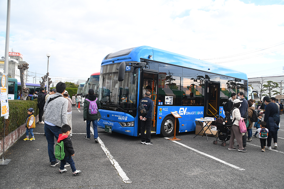 2024年12月1日に行われた「ひろしまバスまつり」の様子。芸陽バスの車両に並んで、「みどり坂タウンバス」も展示された。ファミリー客も多く、イベントは大盛況。街を走るEVバスの良きお披露目となった（写真提供／芸陽バス）