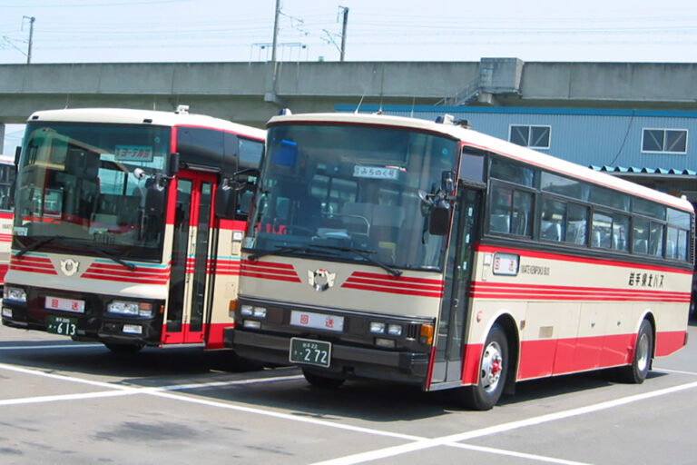 手書きの行き先がインパクトありすぎる!!　岩手県を走る2大事業者の方向幕がまさに“幕”だった!!