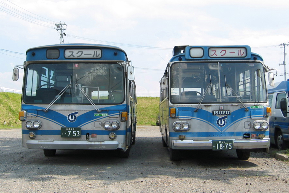 岩手県交通の一時期の顔、BUとCCM。どちらも手書きの幕を付けている。文字色が異なるのも作成時期の違いか