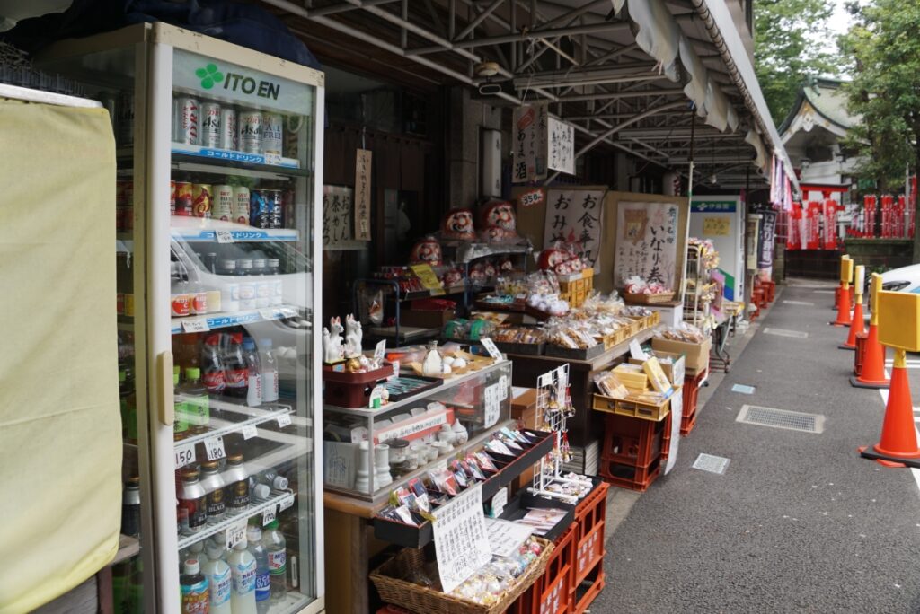参道のお店は昭和そのもの?