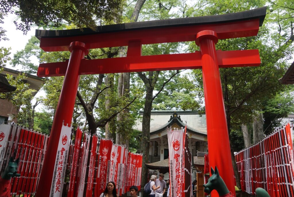 まるで神社な赤鳥居