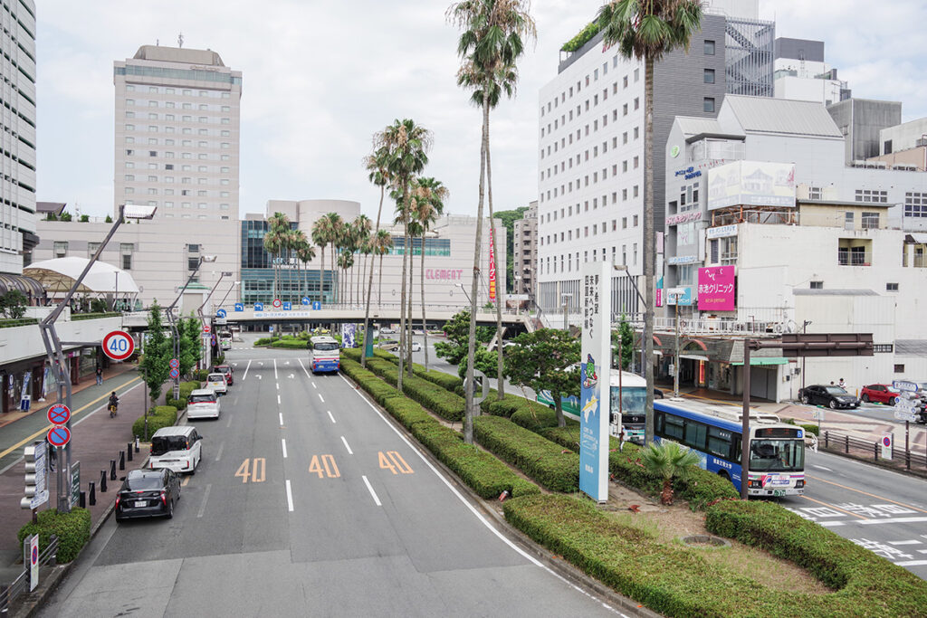 徳島駅前の大通り。写真左奥に駅ビルが建っている