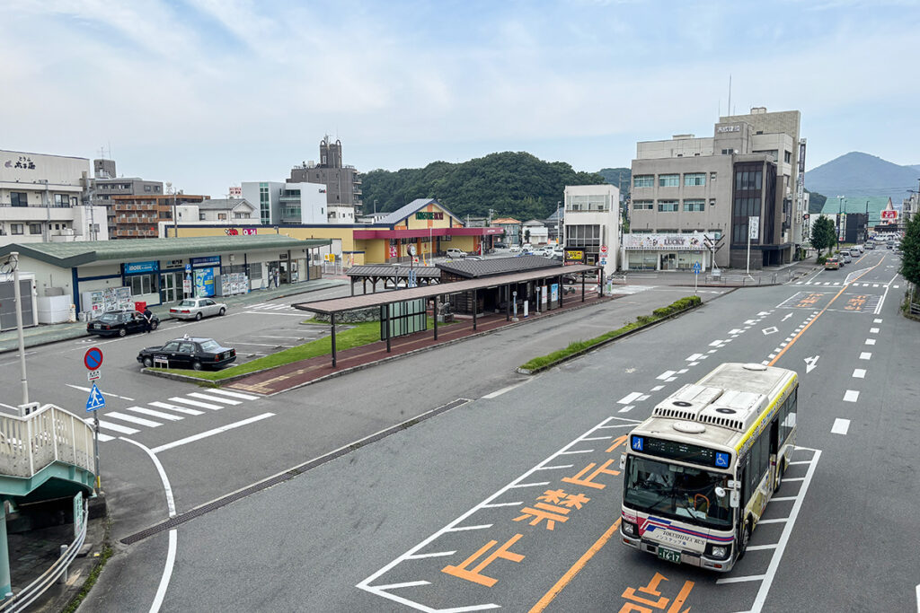 鳴門駅前。写真左側にJR鳴門線の駅、中央部分に鳴門駅前バス停がある