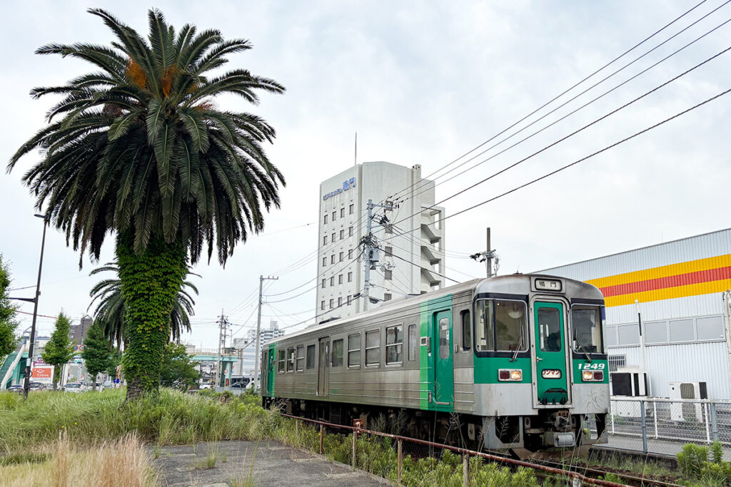 ほぼ1時間おきに鳴門線の普通列車が出ている