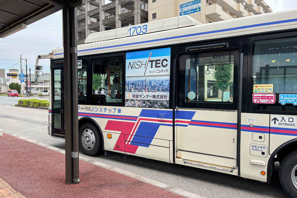 徳島バス引田線には中型路線車が使われている