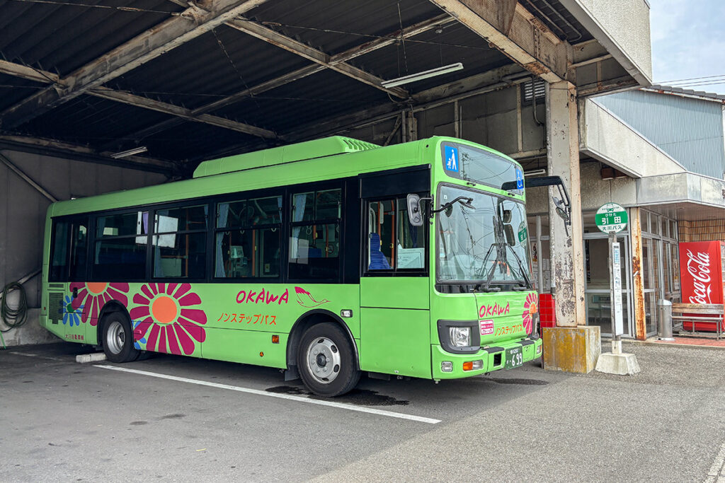 高松駅行きの大川バス引田線が待機中