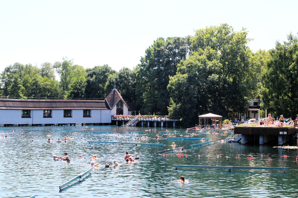 温水プールに近いヘーヴィーズの温泉湖。ただし水深は深いところで30メートル以上