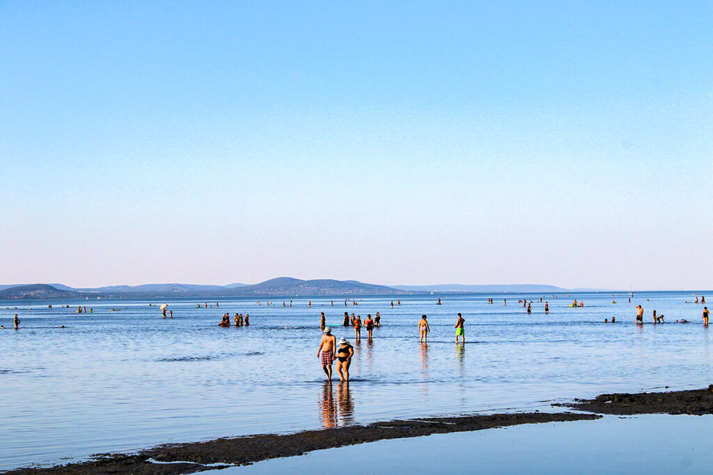 バラトンフェニヴェスの町から見たバラトン湖。水温は低くなく、湖水浴には最適そうだった