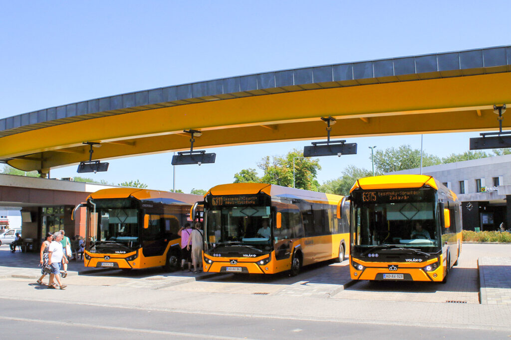 ケストヘイ駅のバスターミナル。ハンガリーのバスブランド、クレドが製造するエコネル12という路線バスが並ぶ