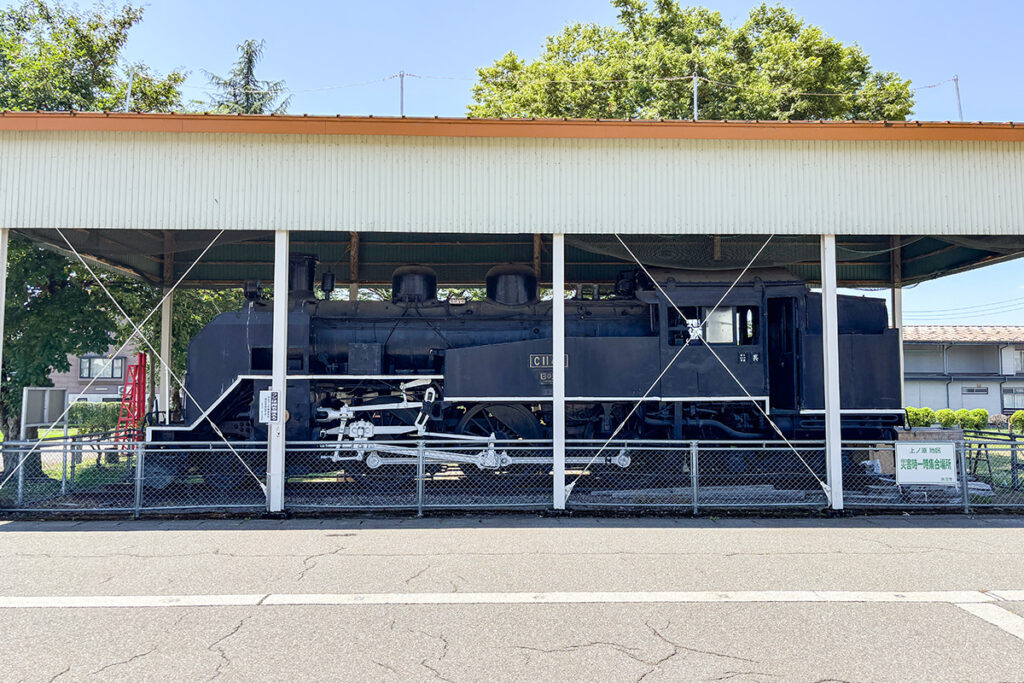 重厚感のある展示設備の下に車両が鎮座している
