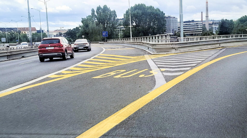インターチェンジ付近にもバスが通過できるレーンが設置された