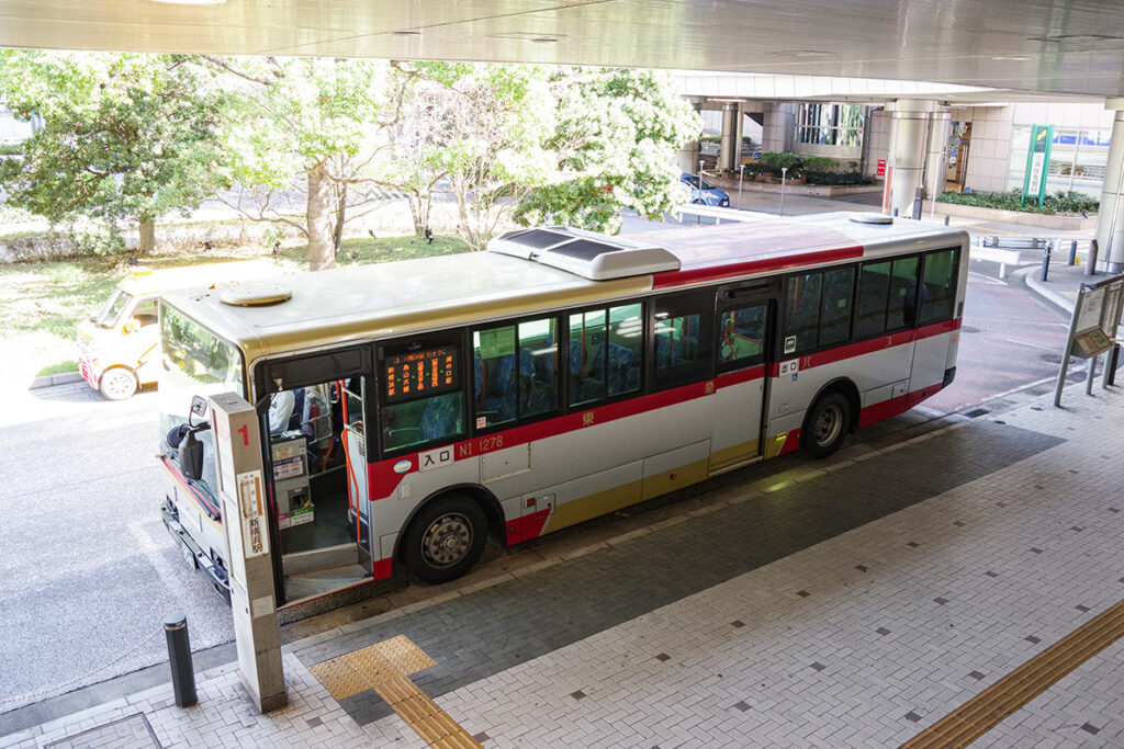 横のものを縦に繋ぐのがお家芸な路線バス（写真：中山修一）