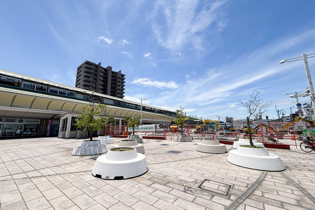 JR坂出駅。高松行きの電車で瀬戸大橋を渡ってから停まる最初の四国の駅という点でも印象に残る場所だ