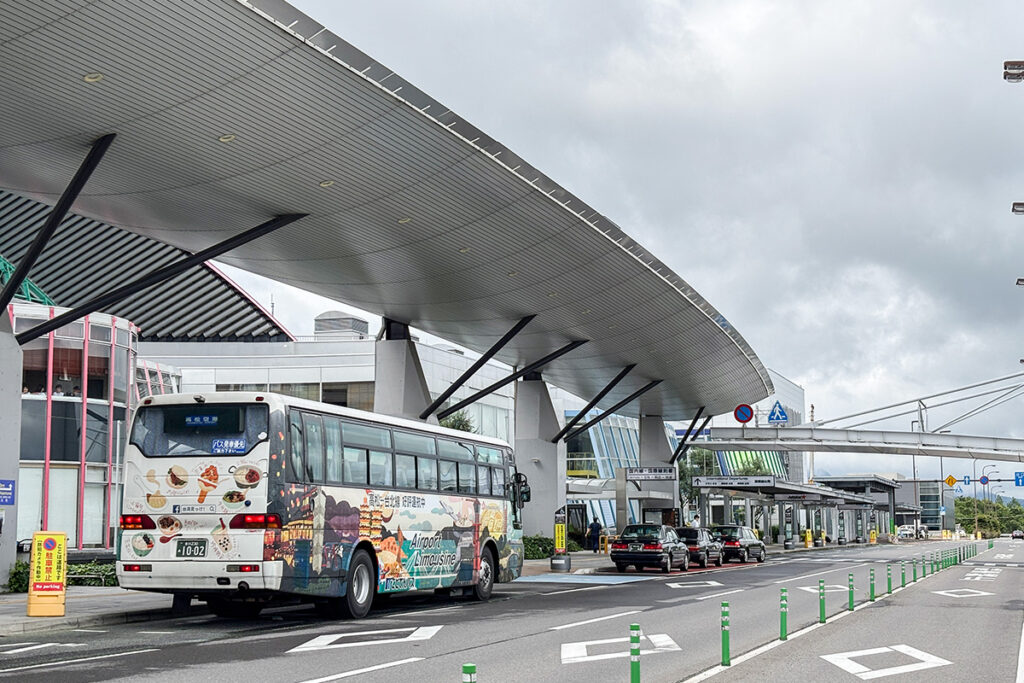 高松空港前に空港リムジンが到着