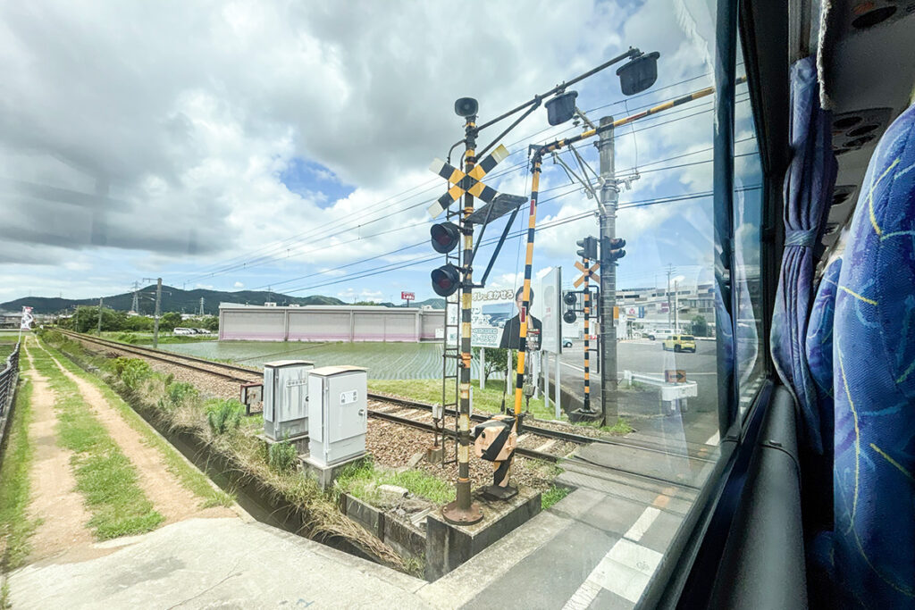 琴参バス丸亀坂出線が琴電琴平線の線路とクロス