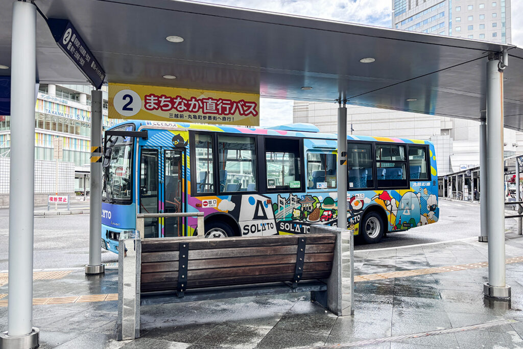 高松駅向かいのバスターミナルに目をやる