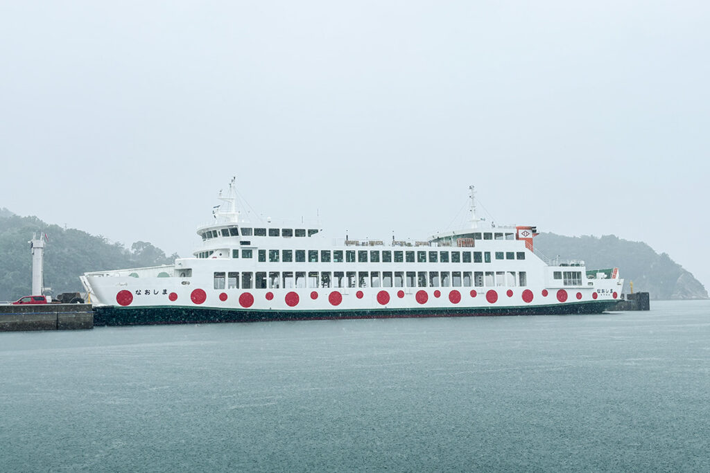 高松〜直島間に就航している大型フェリー