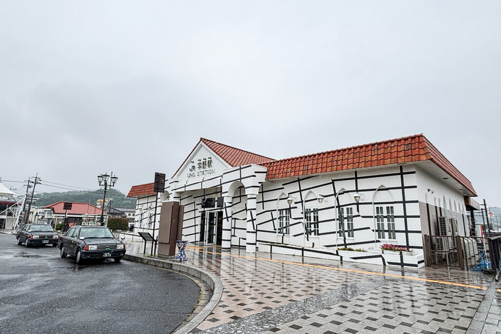 個性的な模様が壁に施された2026年7月の宇野駅駅舎