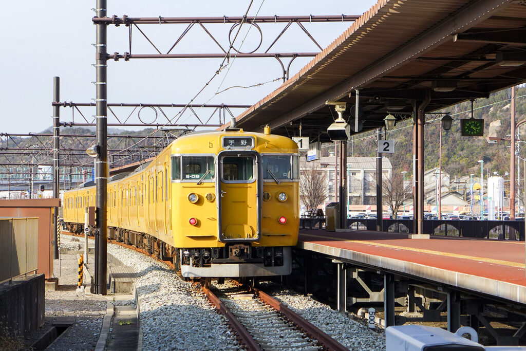 岡山〜宇野間を結ぶ普通列車（2015年撮影）