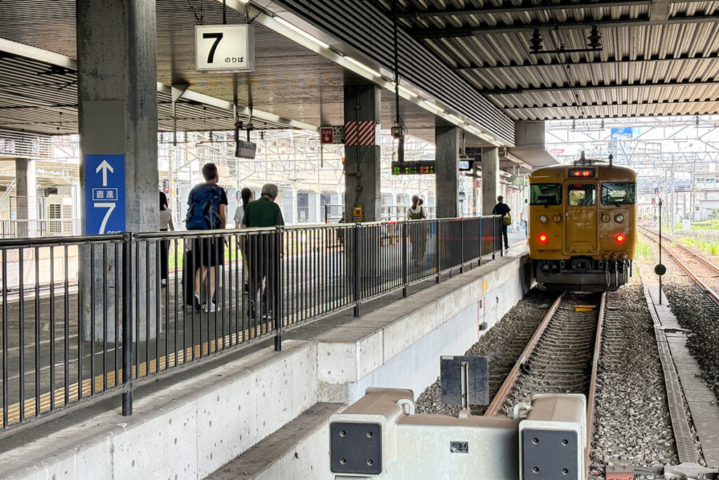 岡山駅7番乗り場から出ている宇野線直通列車（2024年撮影）