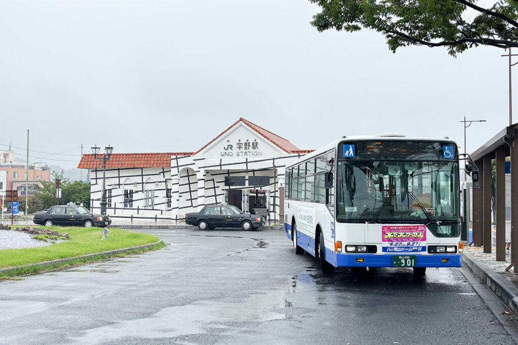 宇野駅前を経由もしくは始発／終点にする路線バスもある
