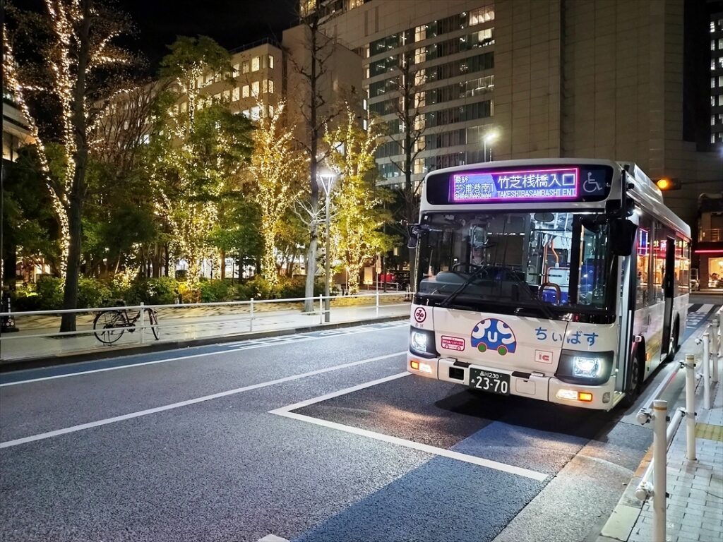 バス停からバスが出るときは後ろの見える位置で待つ