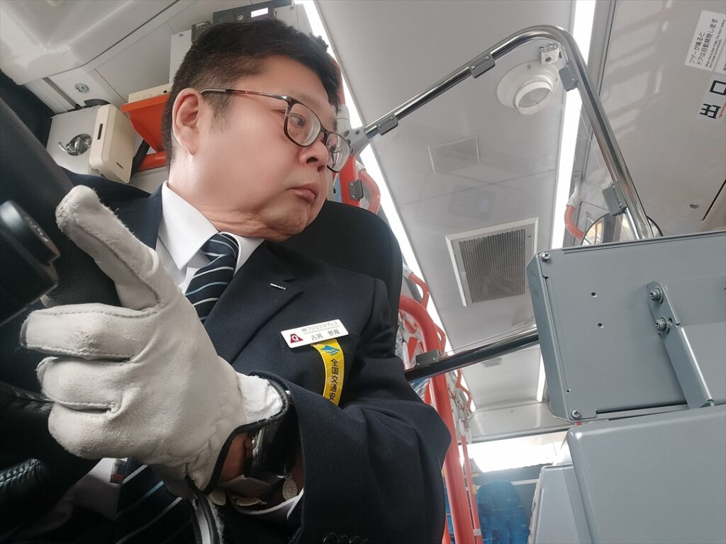 目視できる範囲は限られミラーにも限界があるので左側には入らないで!