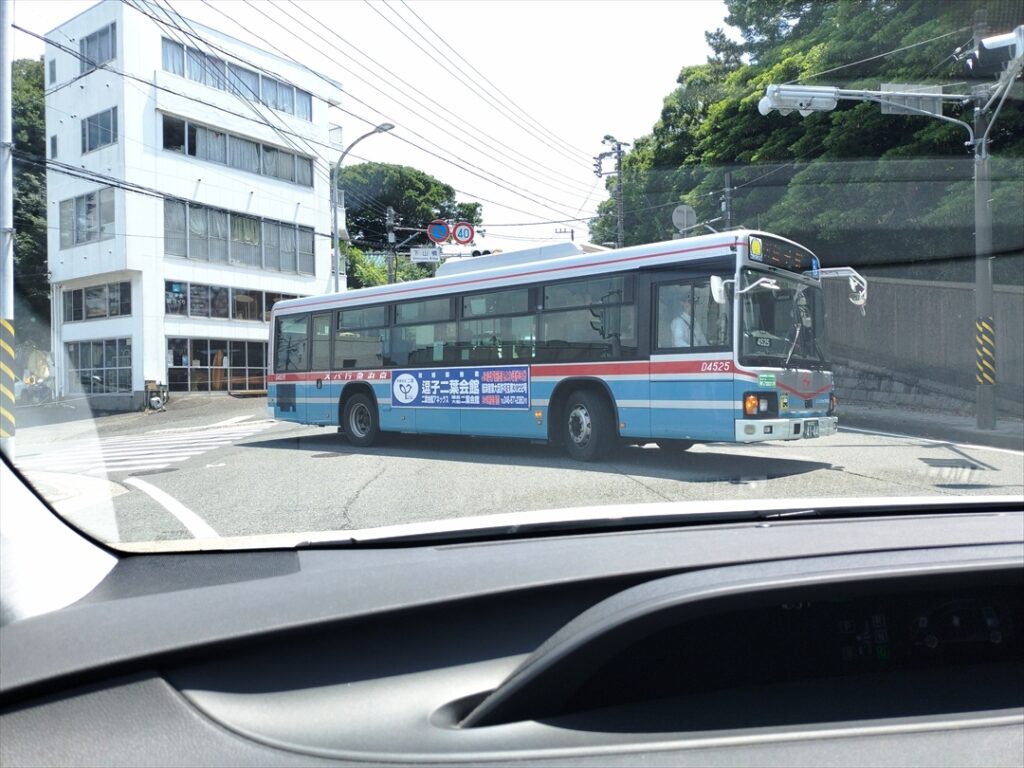 乗用車や二輪車乗車中はバスに譲ることで事故を未然に防ぐ