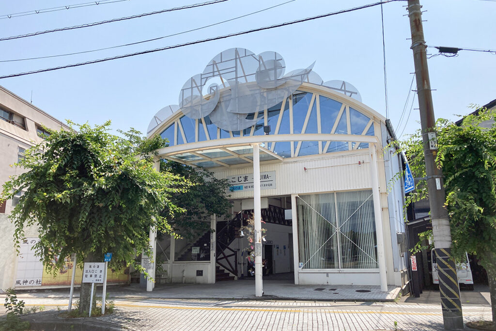 JR児島駅から1kmほど離れた場所に、下津井電鉄線の児島駅跡が残っている