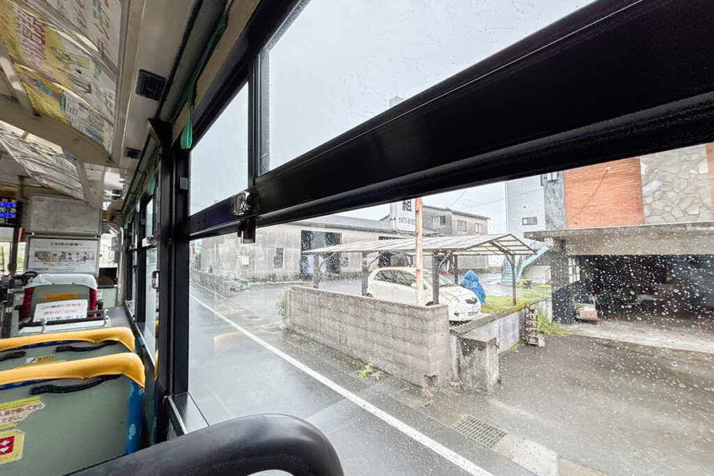 倉敷市の街並みをバスがすり抜ける
