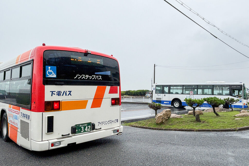 王子ヶ岳登山口バス停で下電バス／両備バスが交代