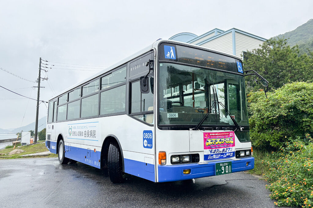 王子ヶ岳〜宇野駅間を結ぶ両備バスの新道渋川・王子ヶ岳線。この日は三菱ふそうエアロスターが使われていた