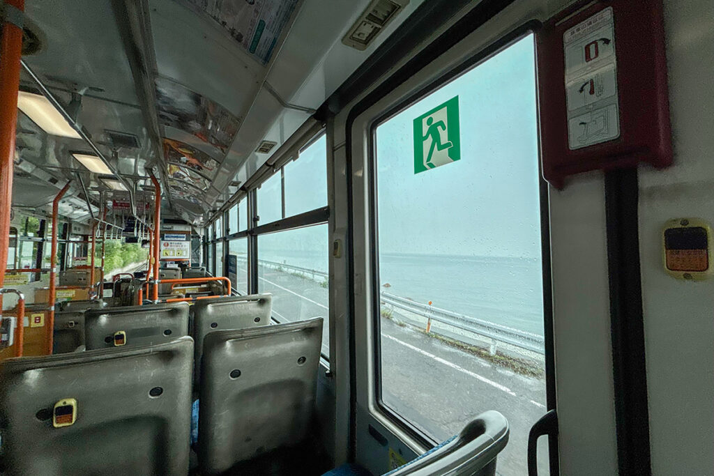 しばらくの間は海沿いを進んで宇野駅を目指す