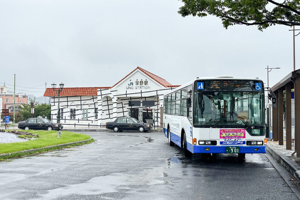 宇野駅前のバス停に滞りなく到着して、児島〜宇野間まっすぐバス旅が完了