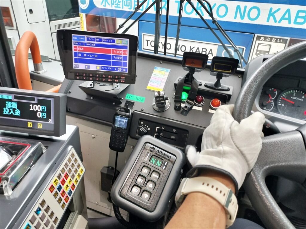 金庫とラムコーダをセットして出庫に備える