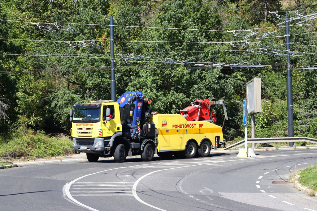 途中に存在する無架線区間のため旧型車単独の方向転換ができないためレッカー車が待機していた
