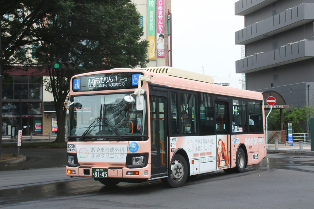 全面広告車（福島交通）。前面までを含め、車体全体が広告スペースとなっている。広告主の企業ブランドカラーを分かりやすく表現している