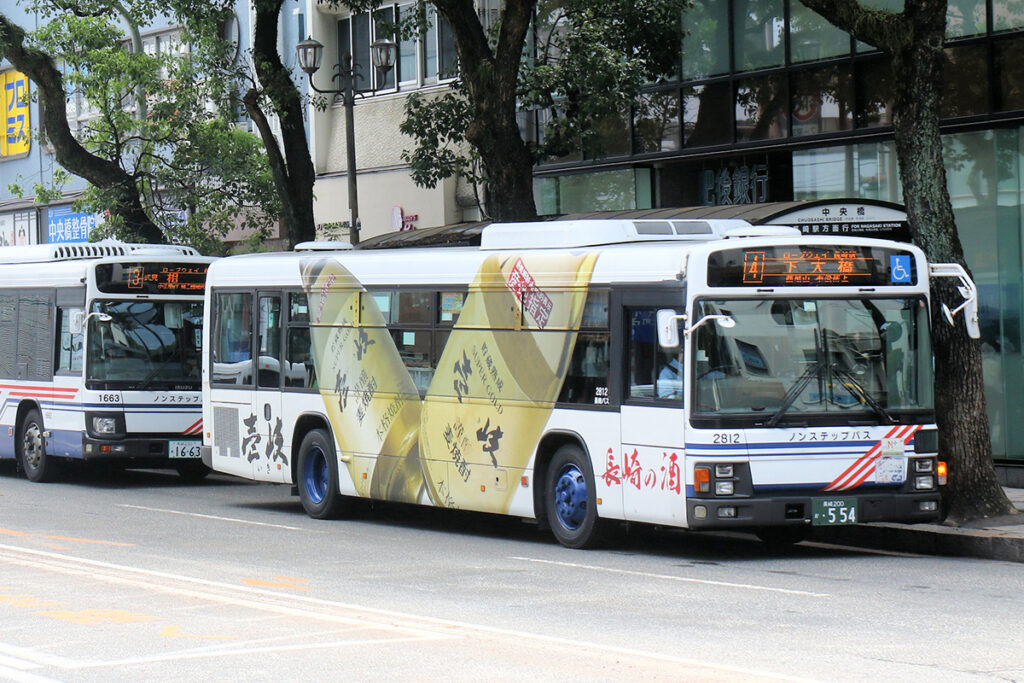 車体側面全体のラッピングだが、こちらは窓にまでラッピングされている例（長崎バス）。側面全体を使った商品写真はインパクトがある