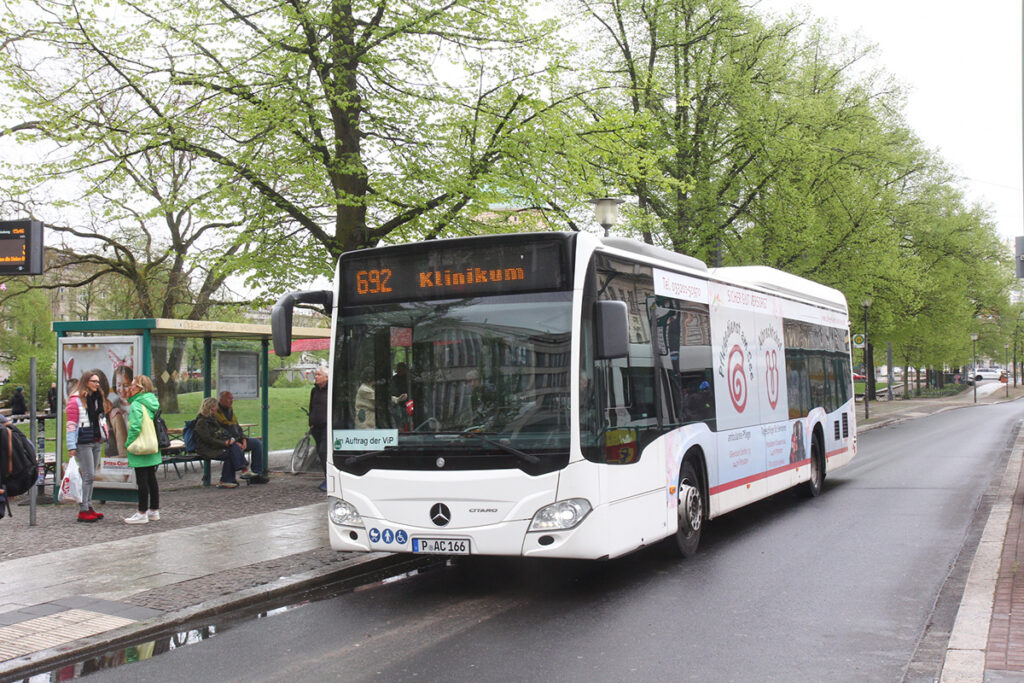 ドイツのラッピング車（ポツダム）。窓部分にもラッピングが施されている。透過性はあるが車内から外の景色は見づらい