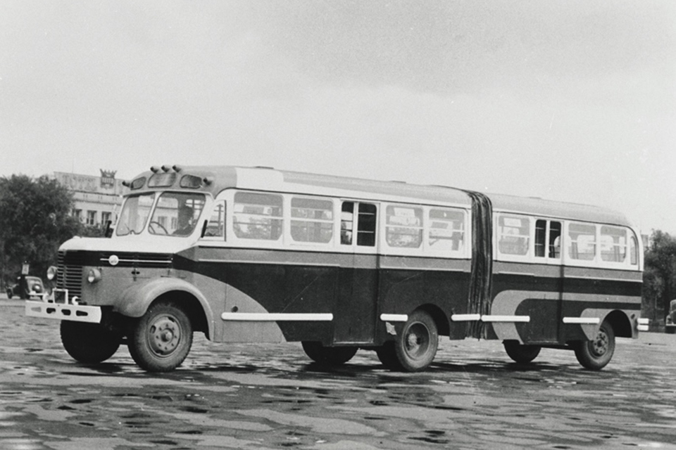 BX91型ボンネットバスを改造した結合試作車（写真：いすゞ自動車）