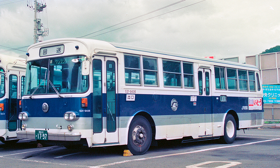 いすゞ BU10　国鉄時代に導入された一般路線用2ドア車で、路線バス用BU系のシャーシに日野車体製ボディを架装したもの。この時代では国鉄バスだけが採用した組み合わせであった