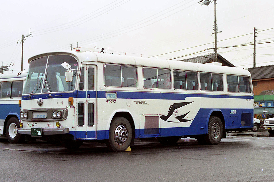 いすゞ BU15KP　JR四国発足時ほぼ最古参だった車両で、富士重工3B型車体を架装した貸切車。塗装はJRグループの新塗装とされている。路線バスモデルのシャーシであるが高出力エンジンを採用
