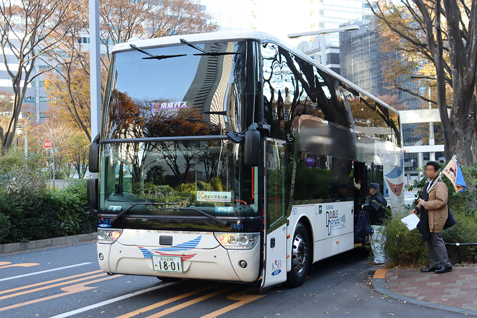 新宿駅西口で出発を待つ京成スカニア製2階建てバス