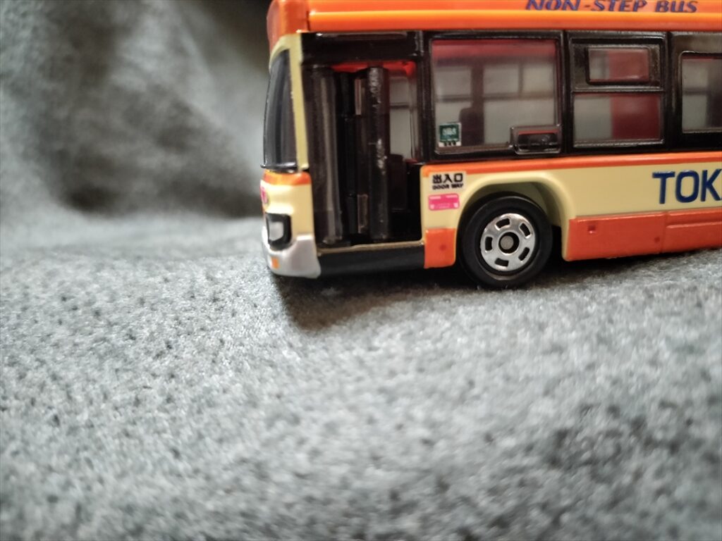下のつまみで折戸が開く！